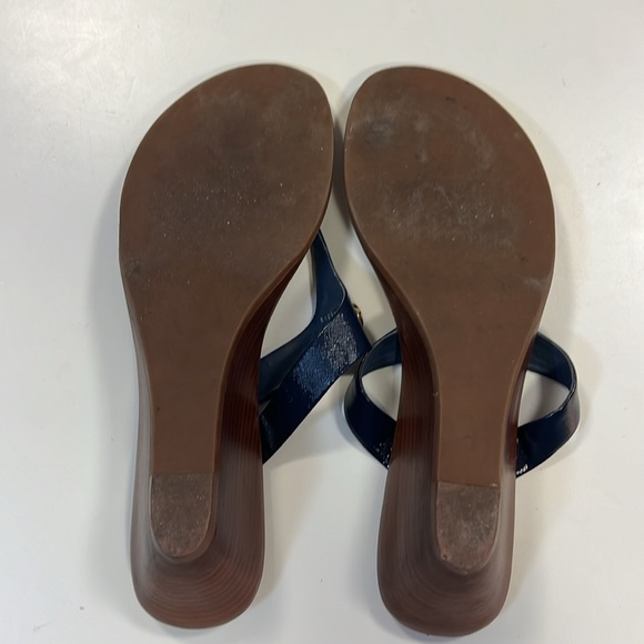 Beautiful size 10 navy Tory Burch sandals - Picture 4 of 4
